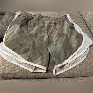 Nike Women's Gray/Green Athletic Shorts Large